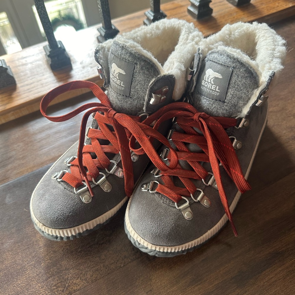 Sorel Gray and White Women's Boots - Picture 4 of 7